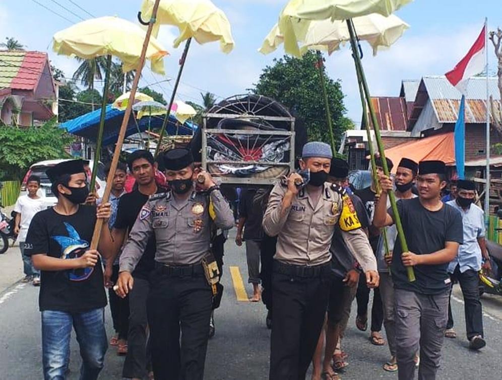 Personil Polsek Sendana Bantu Proses Pemakaman Jenazah