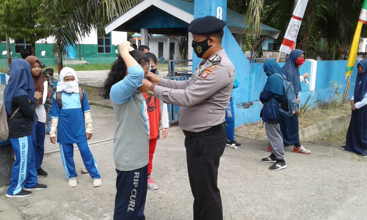 Personel Polsek Budong-Budong Sosialisasi “Ayo Pakai Masker”