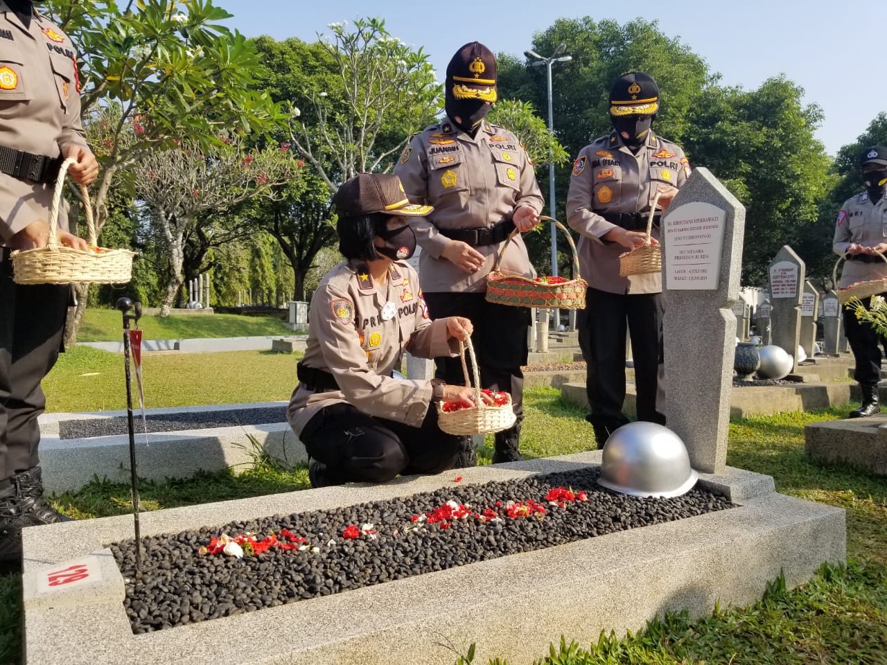 Srikandi Polri Gelar Upacara Ziarah dam Tabur Bunga di TMP Kalibata