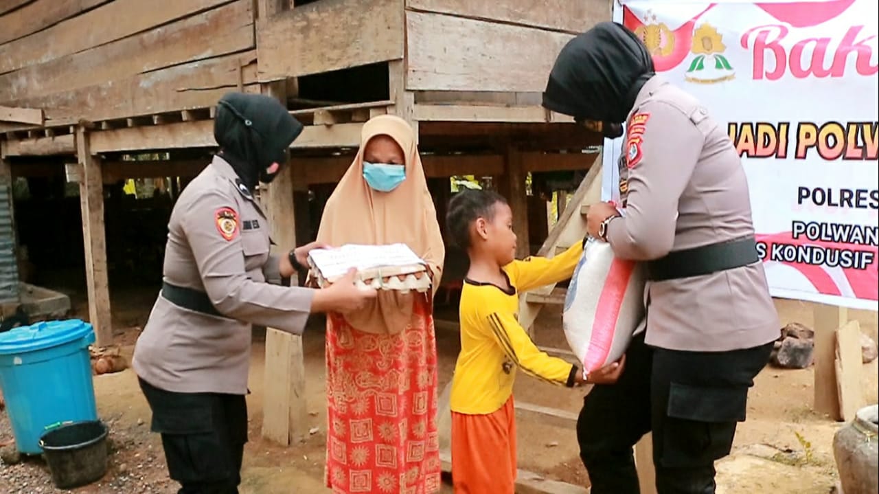 HUT Polwan ke-72, Srikandi Polres Mamuju Tengah Gelar Baksos