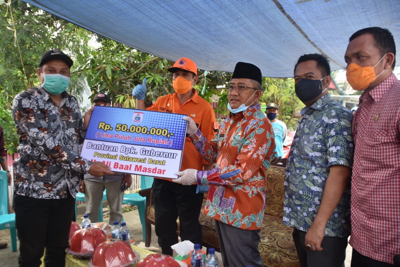 IMG-20200903-WA0041 Gubernur Sulbar Serahkan Bantuan Kepada Korban Kebakaran Lembang-lembang
