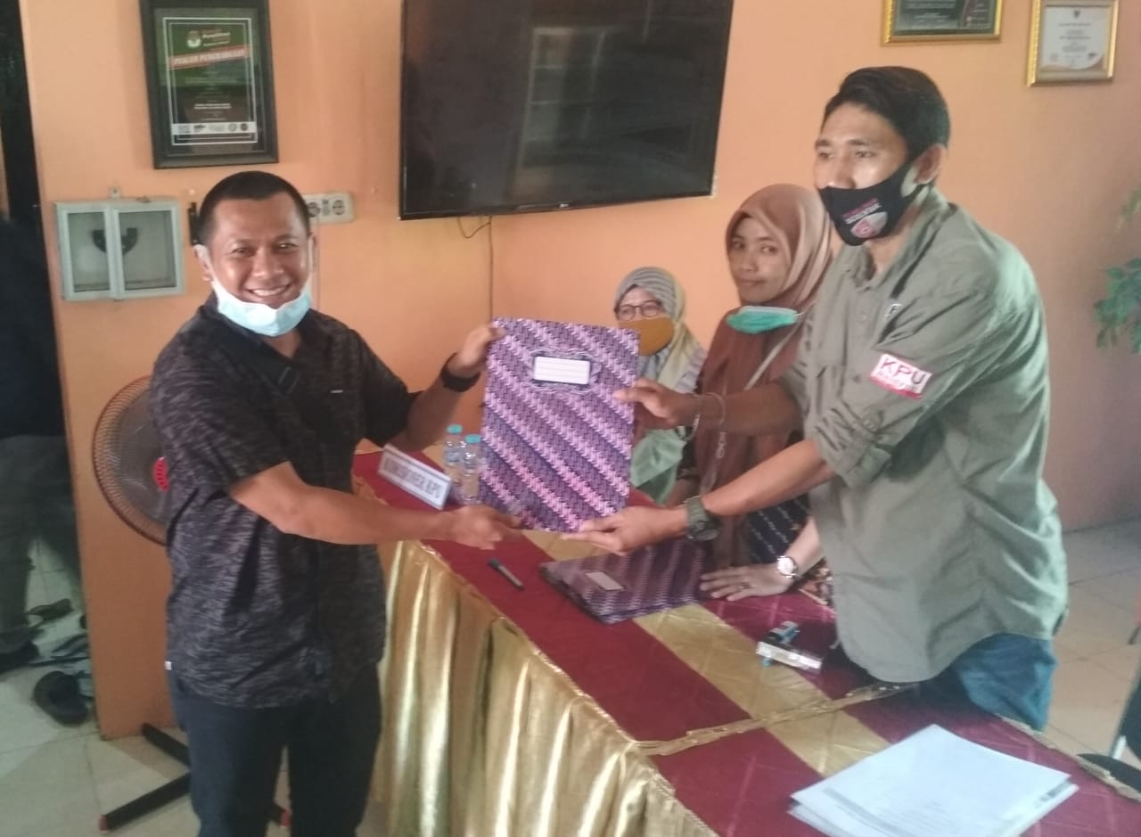 IMG-20200906-WA0048 Usai Perbaikan, Seluruh Berkas Pasangan Tina-Ado Diterima KPU Mamuju