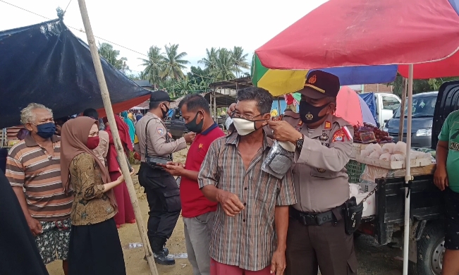 Kapolsek Pasangkayu Bersama Camat Pedongga Gaungkan Pakai Masker