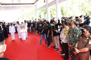 Kapolres Majene Hadiri Upacara Pelepasan dan Pemakaman Jenazah Bupati Majene