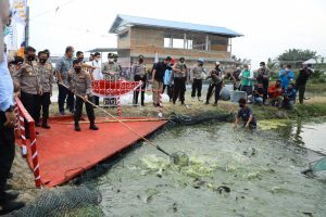 Kabaharkam Polri Tebar 10 Ribu Bibit Ikan di Sergai