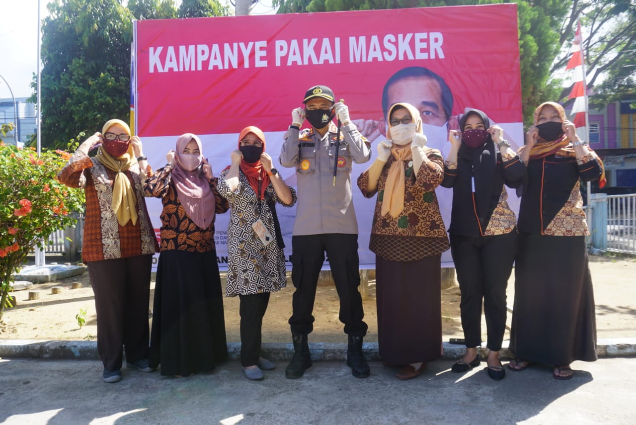 Kapolres Membagikan 7.500 Masker Di 17 Titik Wilayah Hukum Polres Polman.