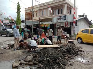 Masyarakat Rimuku Swadaya Lakukan Perbaikan Jalan