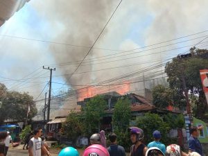 Enam Rumah Warga Jl Mangga Dilalap Si jago Merah Enam Rumah Warga Jl Mangga Dilalap Si jago Merah