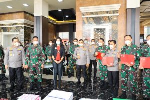 IMG-20201009-WA0013 Kabaharkam Serahkan Bantuan untuk Tenaga Medis kepada KASAD dan Wakapolri