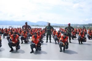 KRI Makassar 590 Sambangi Lanal Mamuju