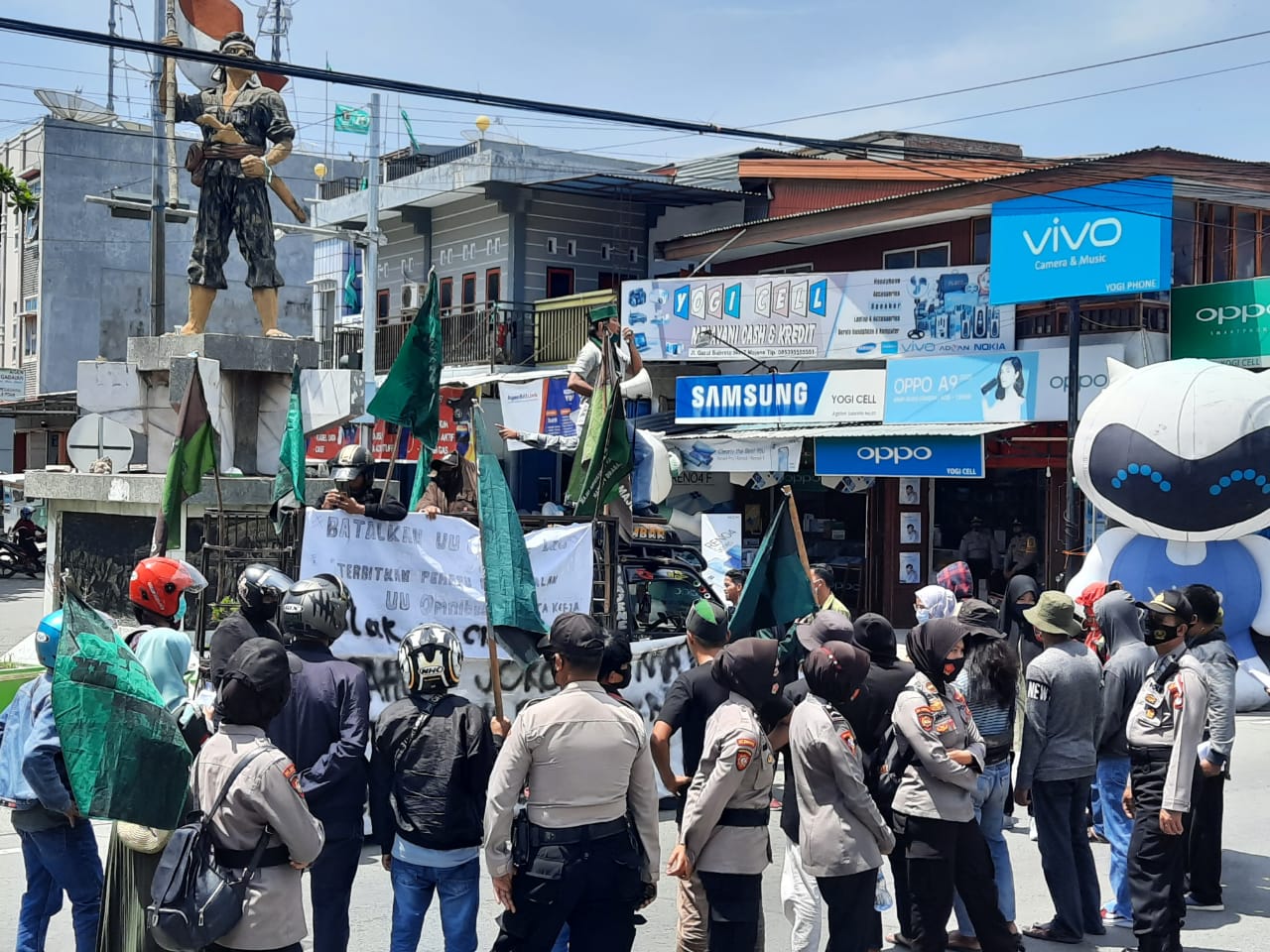 WhatsApp Image 2020-10-21 at 12.39.41 Polisi di Majene Kawal Aksi Penolakan Undang Undang Cipta Kerja