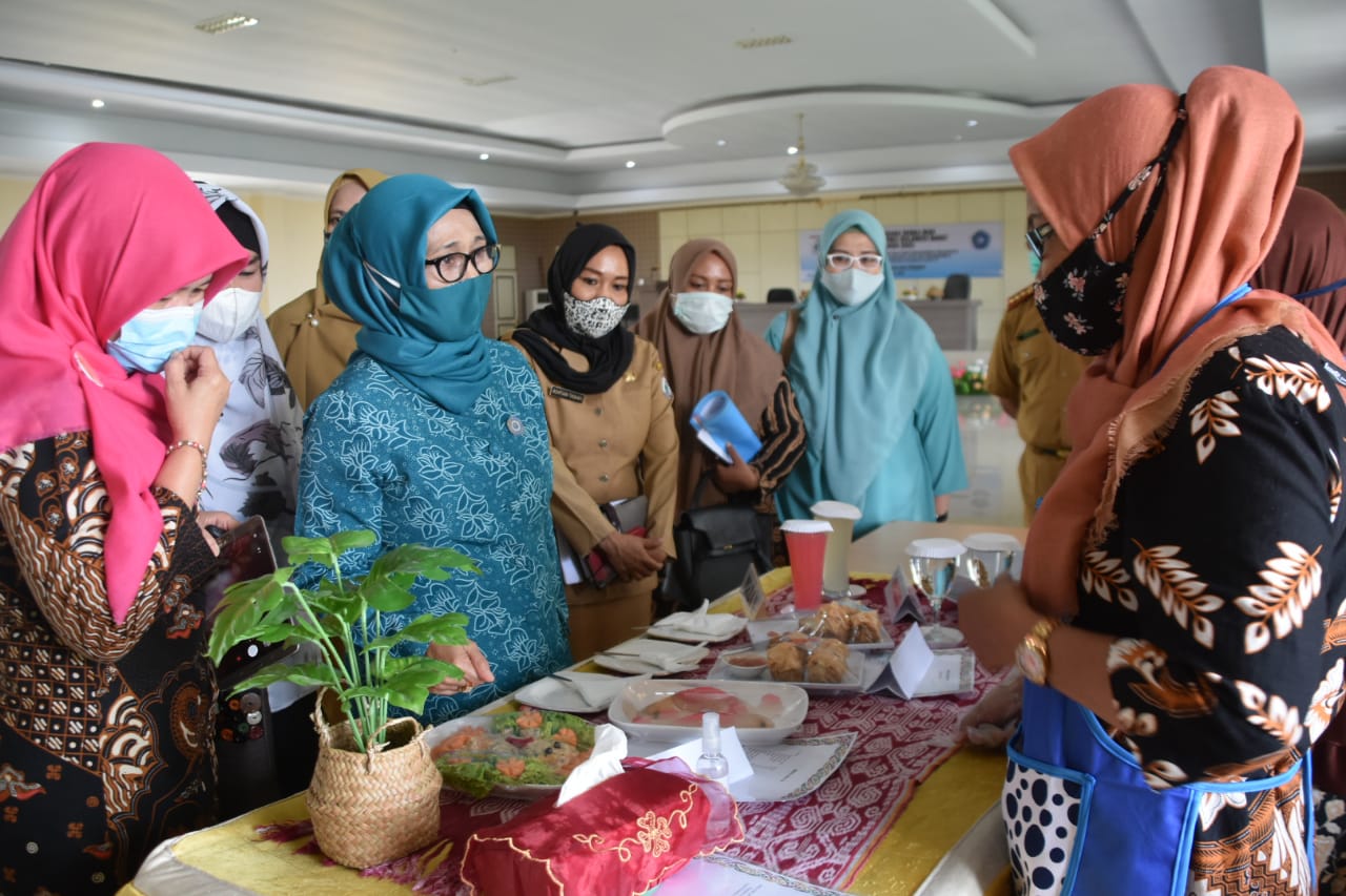 Gunakan Masker TP. PKK Sulbar Gelar Lomba Masak Serba Ikan