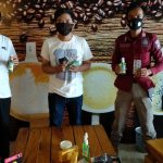 WhatsApp Image 2020-11-03 at 10.30.06 Cegah Pandemi Covid-19 Humas Polda Sulbar Bagikan APD