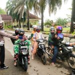 Sat Lantas Polresta Mamuju Bagikan Buku Edukasi Tertib Berlalu Lintas Sat Lantas Polresta Mamuju Bagikan Buku Edukasi Tertib Berlalu Lintas