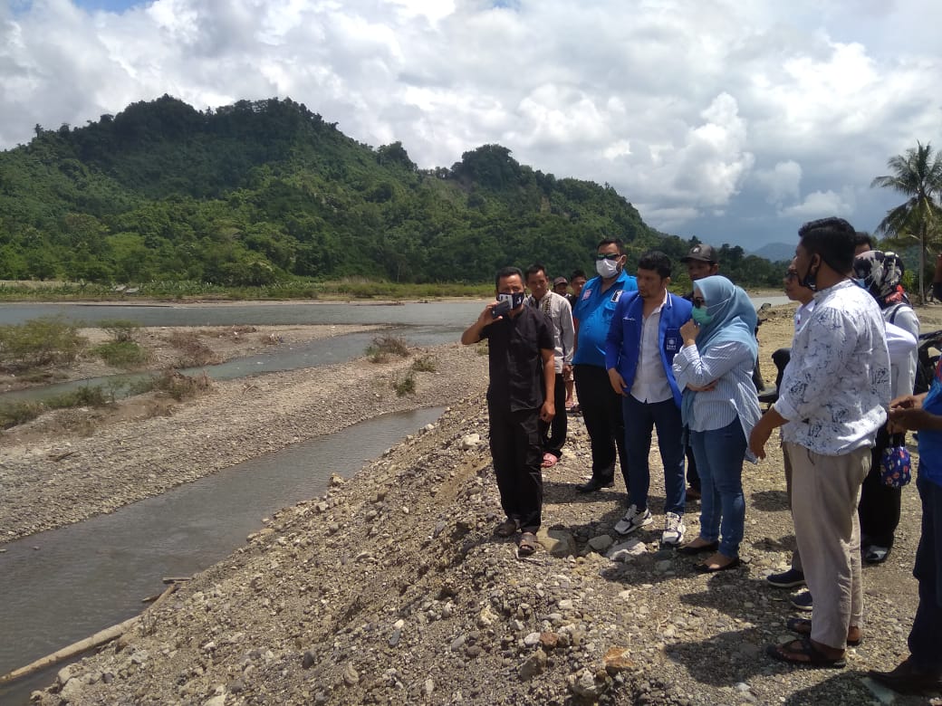 Tina Kunjungi lokasi Abrasi Sungai di Kombiling