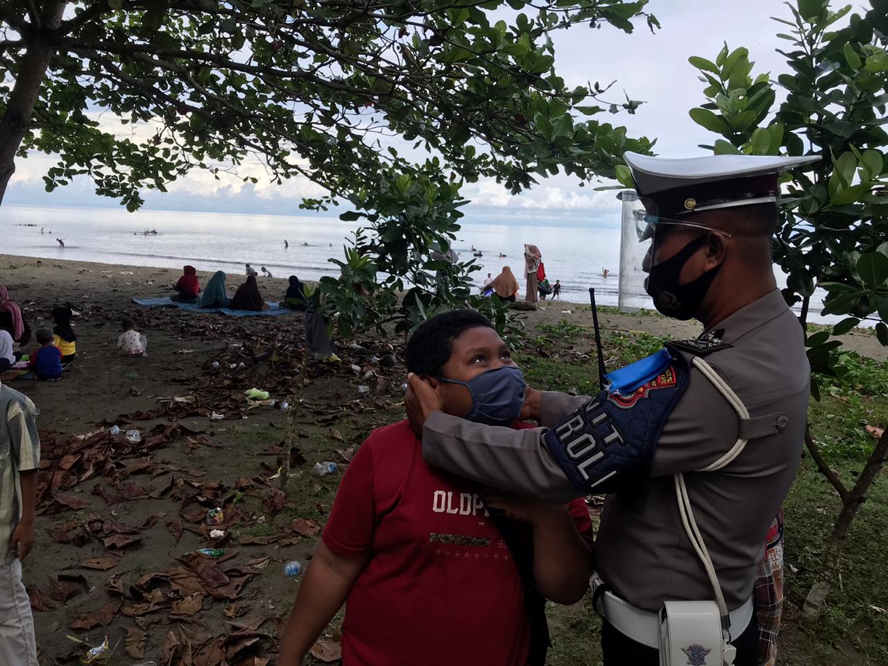 Hari Terakhir Ops Zebra, Personil Polres Pasangkayu Edukasi Warga di Pantai Koa-Koa.