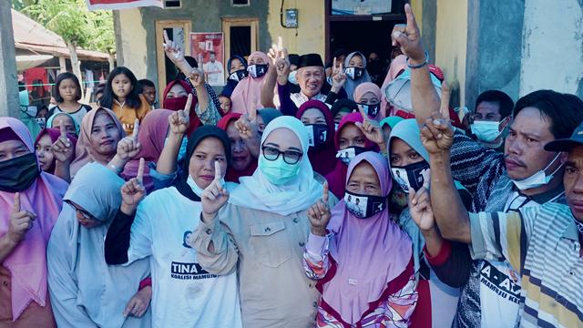 Warga Lebani Curhat ke Tina Warga Lebani Curhat ke Tina