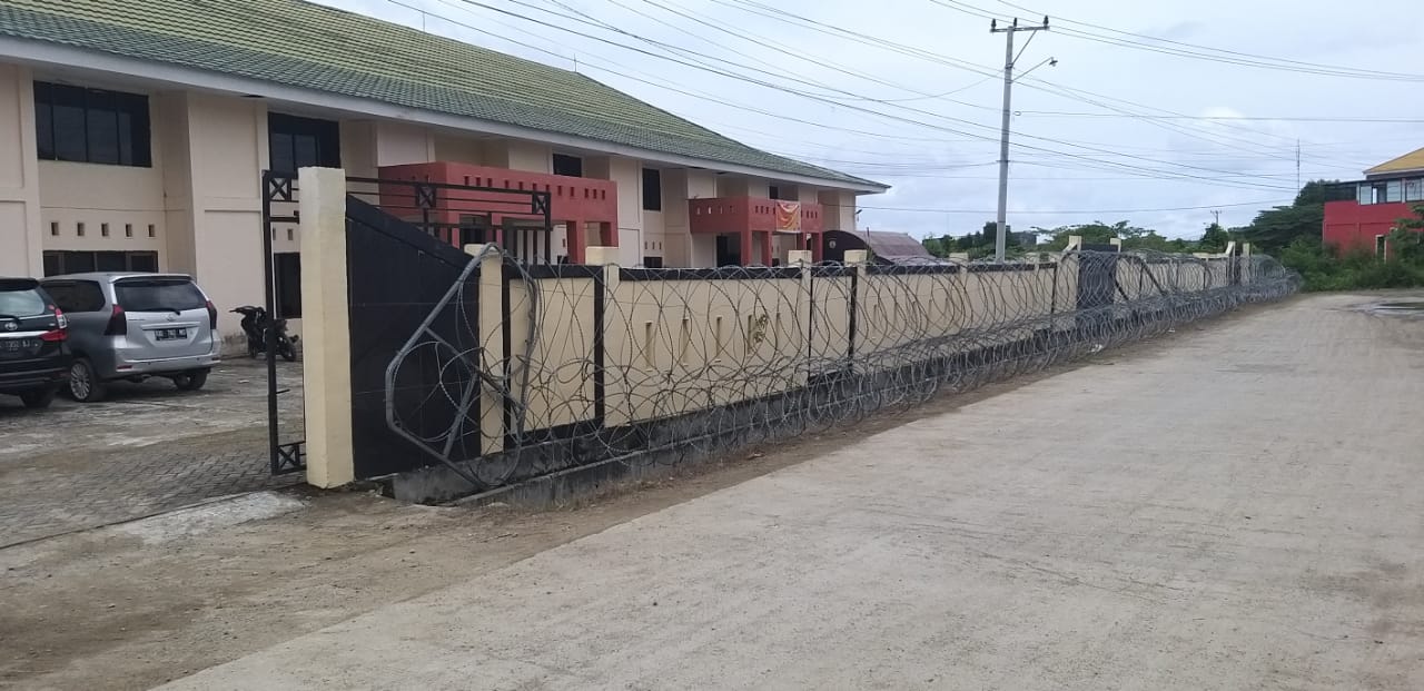 Gudang Logistik Pilkada Mamuju Dipasangi Kawat Berduri