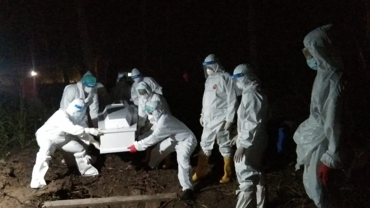 Personil Polres Pasangkayu Polda Sulbar Amankan Pemakaman Terkonfirmasi Covid-19