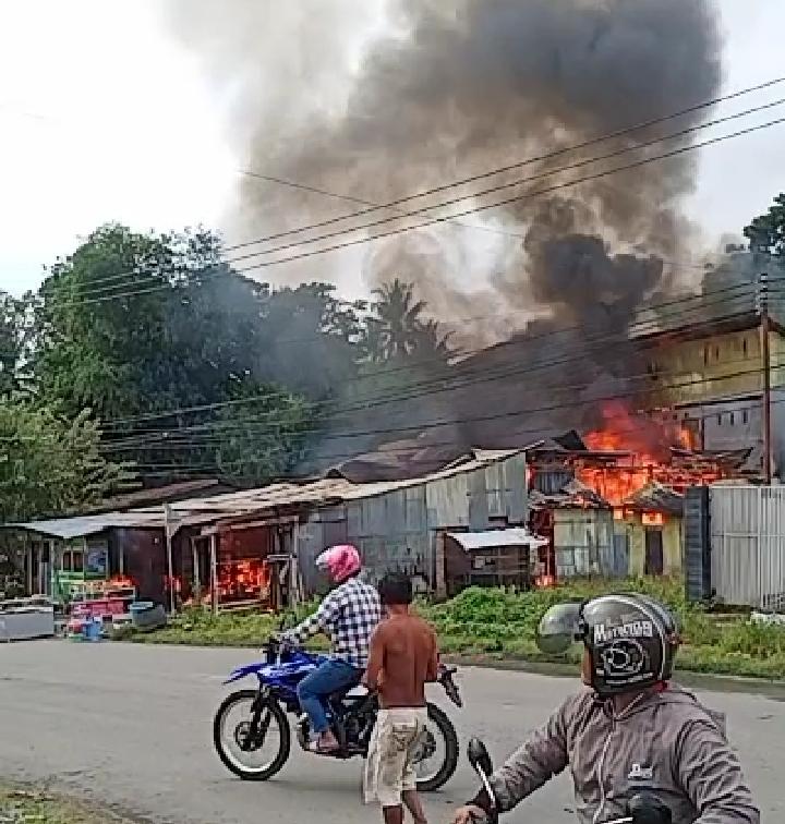 Diduga Korsleting Listrik , 3 Rumah di Tambayako Terbakar