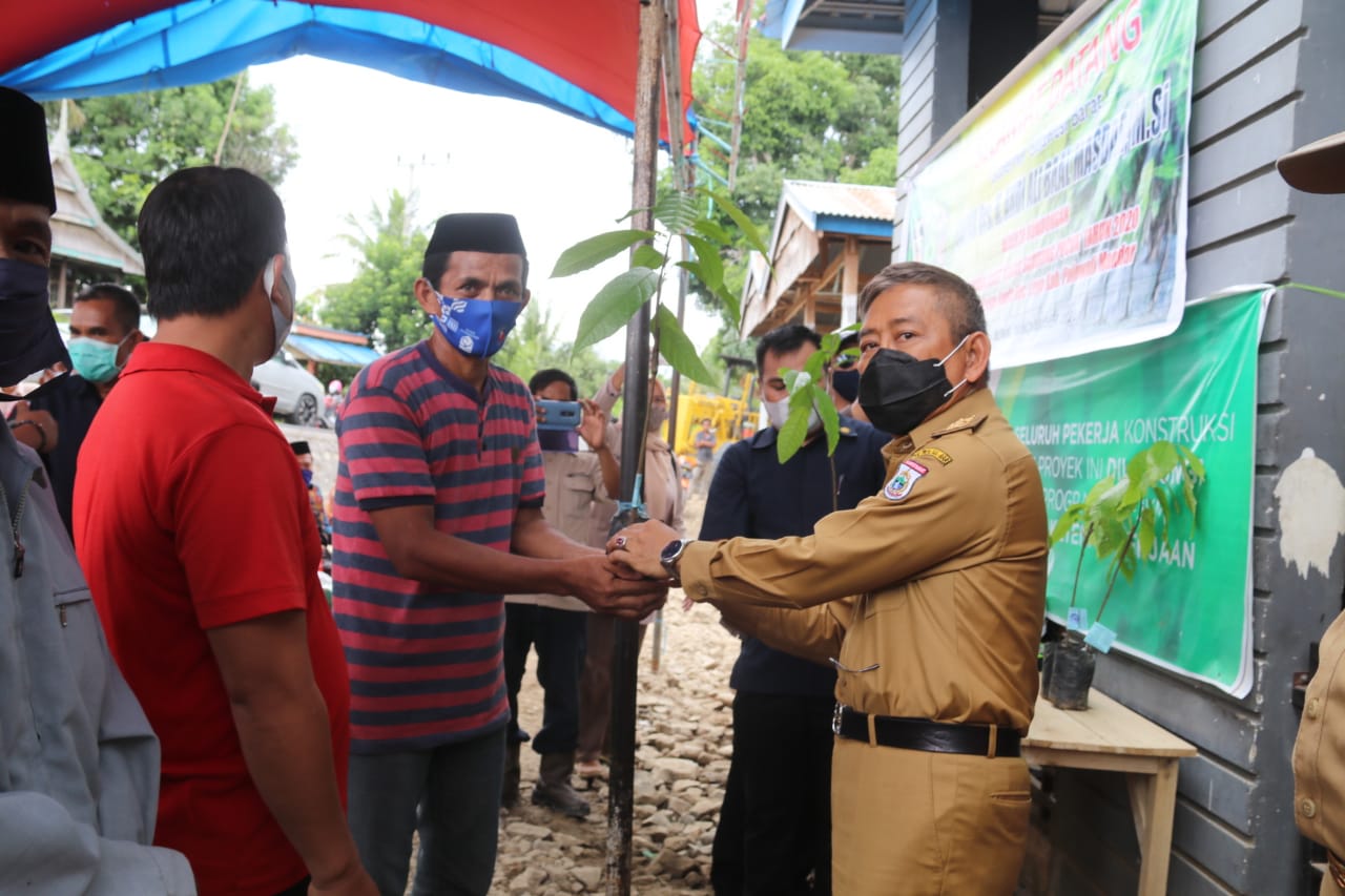 Ali Baal Serahkan Bantuan Bibit Coklat dan Kopi