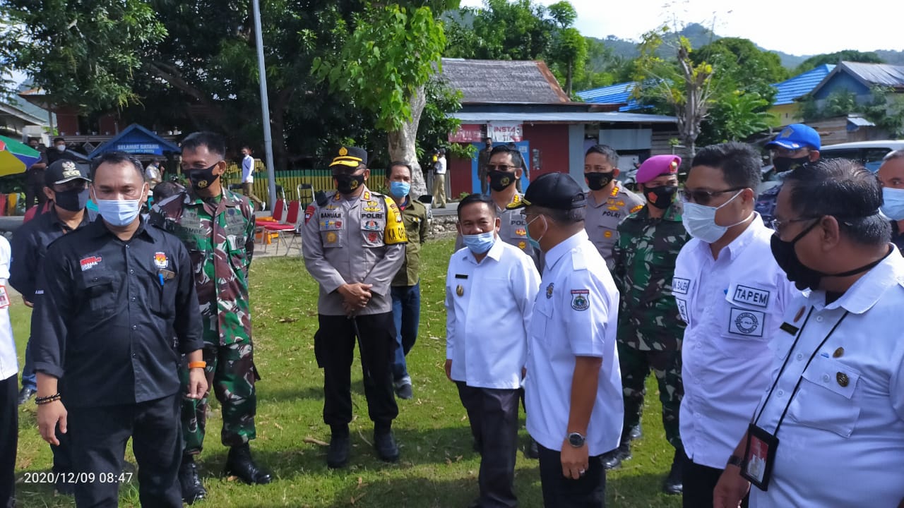 Kapolres Majene Dampingi Gubernur Cek TPS, Pastikan Suasana Aman