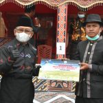 Gubernur Sulbar Serahkan Bantuan Internet Satelit di Pana Gubernur Sulbar Serahkan Bantuan Internet Satelit di Pana