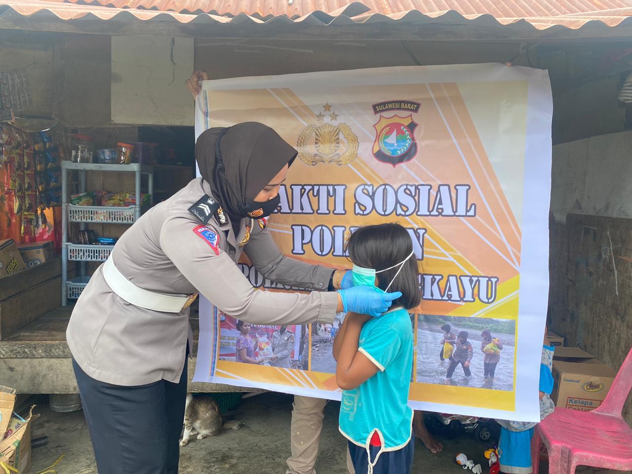 Polwan Polres Pasangkayu Berbagi Sembako Untuk Orang Tak Mampu.