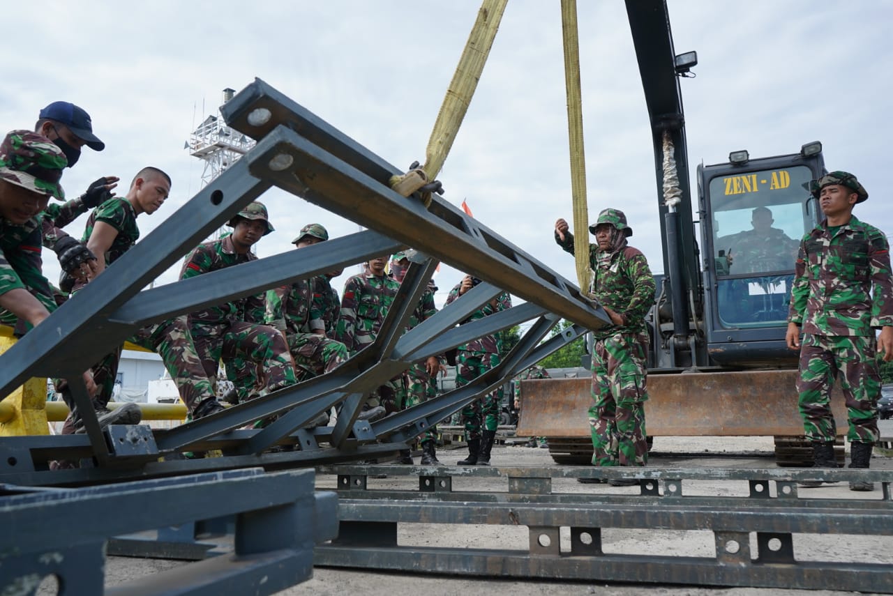 Personil TNI - AD Pasang Jembatan Acrrow Panel di Pelabuhan Fery Mamuju