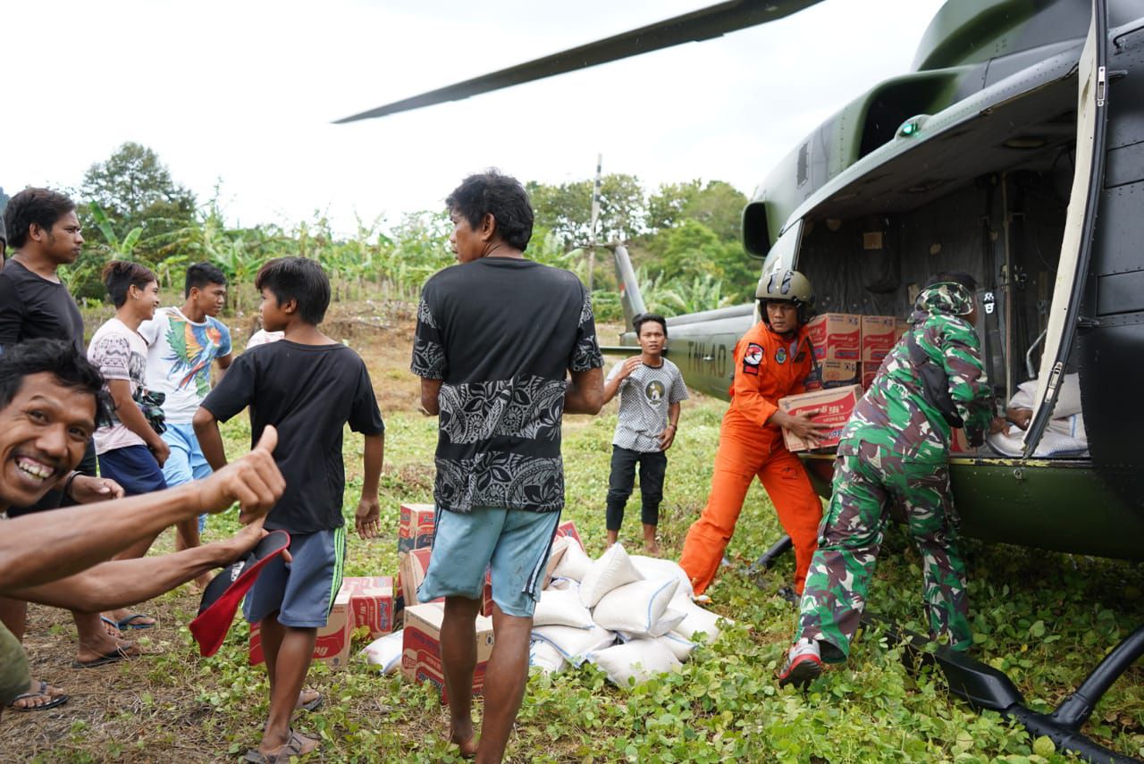 Helikopter TNI - AD Bawa Bantuan Kedaerah Terpencil
