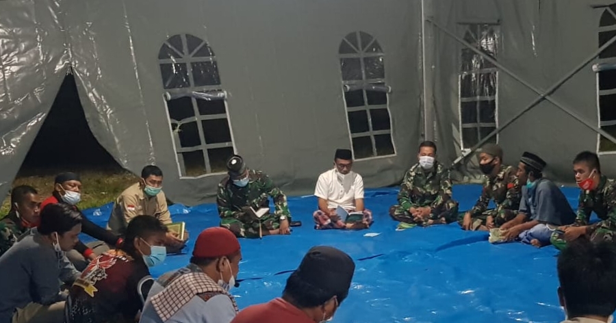 Prajurit kodim 1418/Mamuju Bersama Masyarakat Laksanakan Dzikir Dan Doa Bersama  Di Tenda Pengungsian