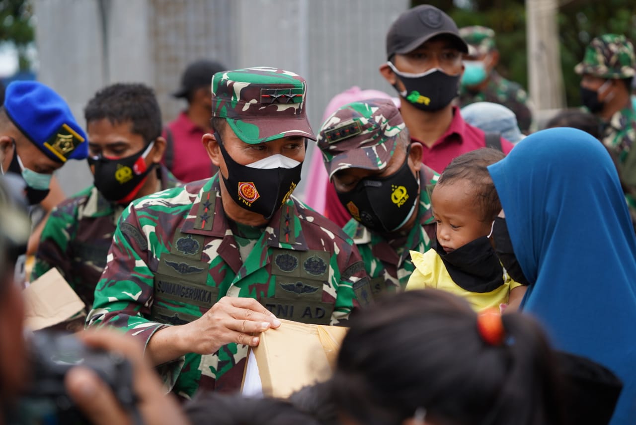 Pangdam XIV/ Hasanuddin Serahkan Bantuan Kemanusian ke Gubernur Sulbar