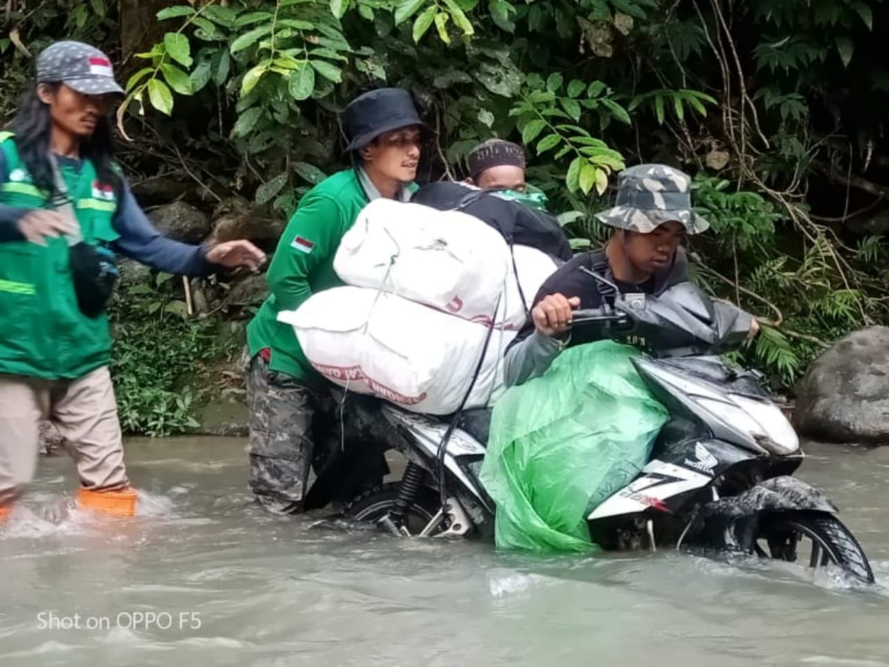 Perjuangan Relawan Wahdah, Menyebrangi Sungai Bawa Bantuan ke Puncak Ulumanda