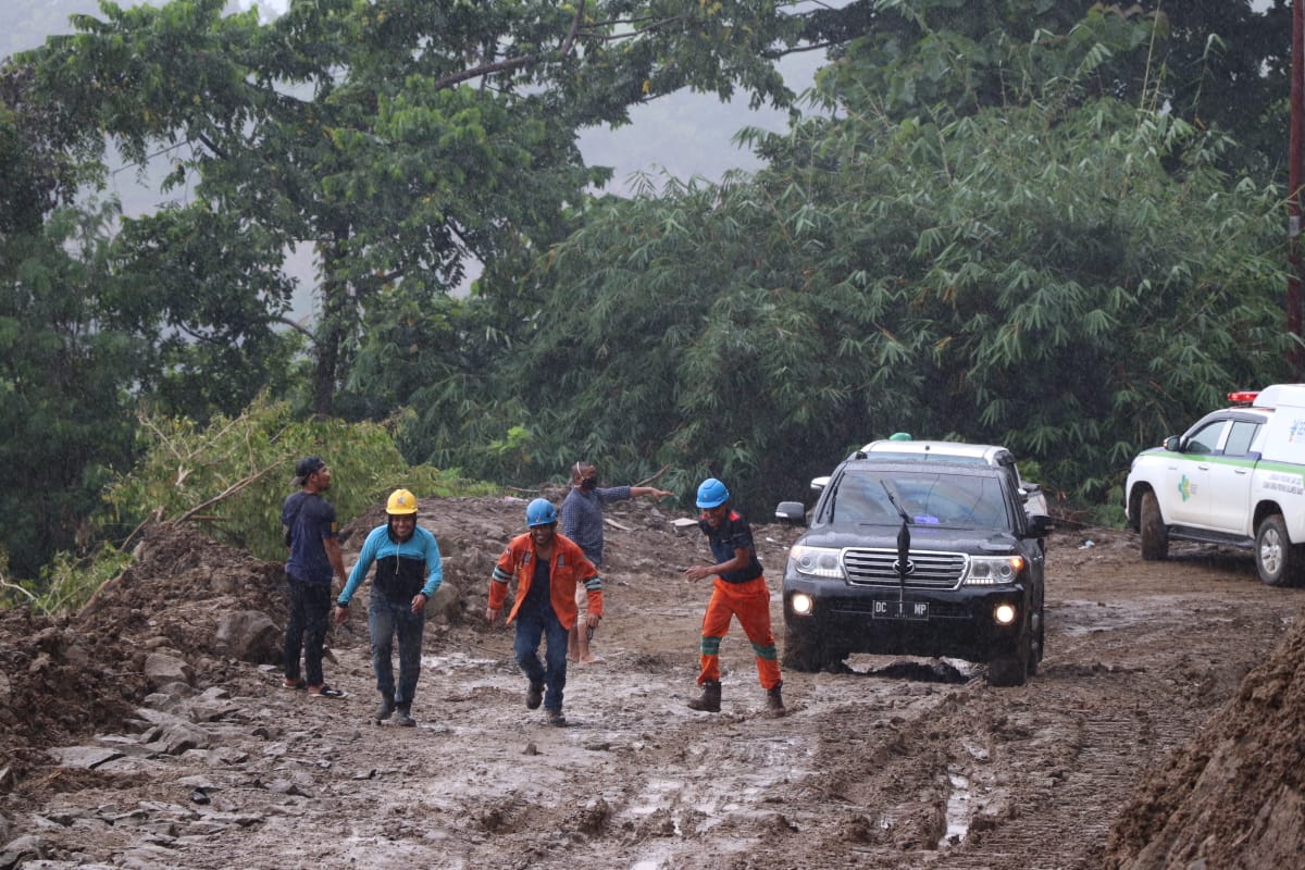 Mobil ABM Terjebak Lumpur Saat Kunjungi Pengungsi di Ulumanda