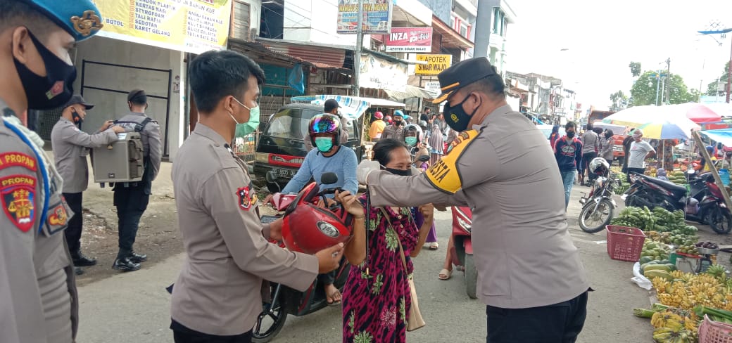 Kapolresta Mamuju Kembali Bagikan Masker dan Tegakkan Prokes