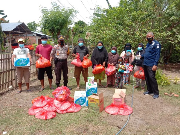Kembali Salurkan Bantuan Kemanusian, Kasat Binmas Majene Juga Terus Ingatkan Prokes