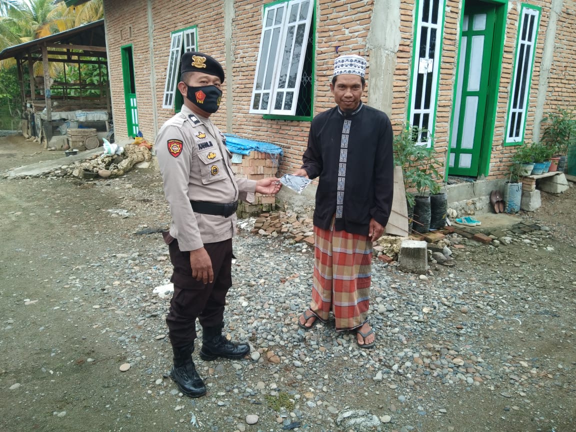 IMG-20210208-WA0042 Operasi Yustisi, Kapolsek Sampaga Menyempatkan Bagi Bansos Dan Masker