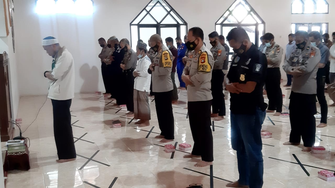 Polres Majene Gelar Sholat Gaib untuk Ipda Basri Hak