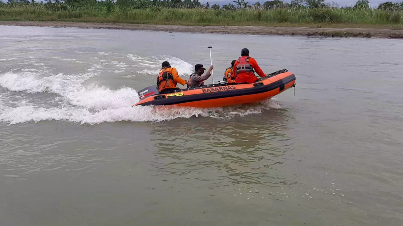 Polres Pasangkayu Bersama TIM SAR Melakukan Pencarian Korban Sampai Ke Muara Sungai Lariang. Polres Pasangkayu Bersama TIM SAR Melakukan Pencarian Korban Sampai Ke Muara Sungai Lariang.
