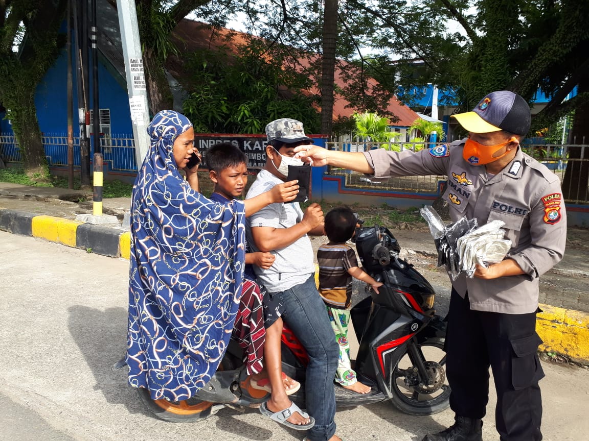 Personel Polresta Mamuju Berbagi Masker Personel Polresta Mamuju Berbagi Masker