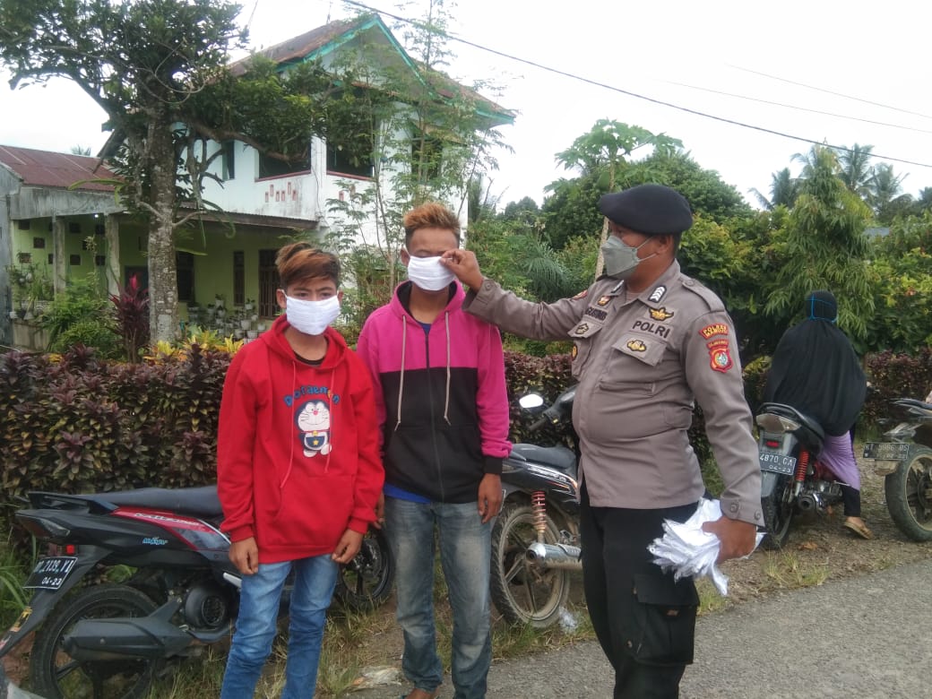 Operasi Yustisi, Polsek Tommo Bagikan Masker Kewarga Yang Terjaring