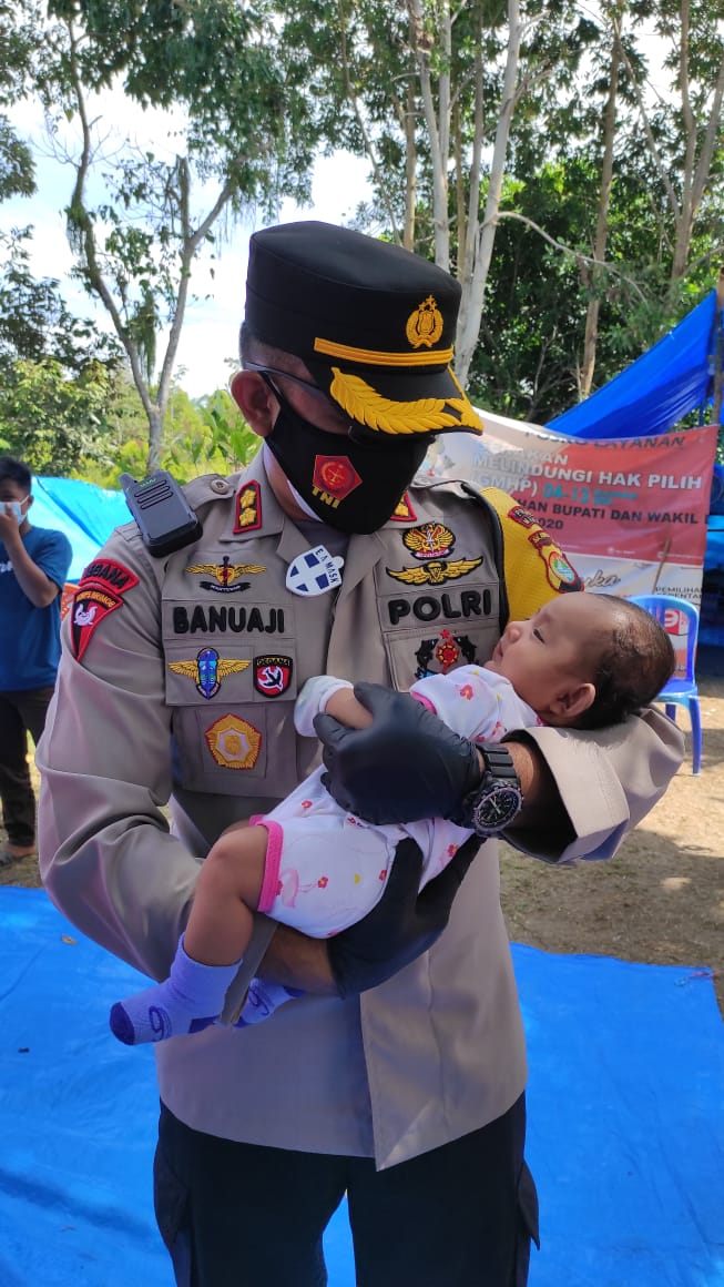 Gendong Bayi di Pengungsian Desa Lombang, Kapolres Majene Titipkan Harapan dan Doa Gendong Bayi di Pengungsian Desa Lombang, Kapolres Majene Titipkan Harapan dan Doa
