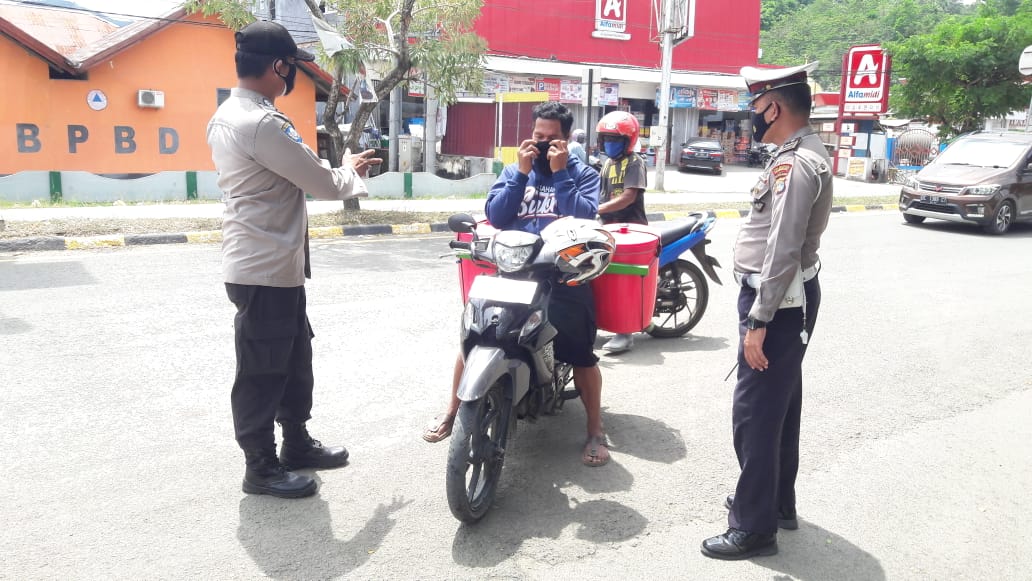 Siang Malam Polisi Di Mamuju Tak Henti Himbau Prokes Dan Bagikan Masker