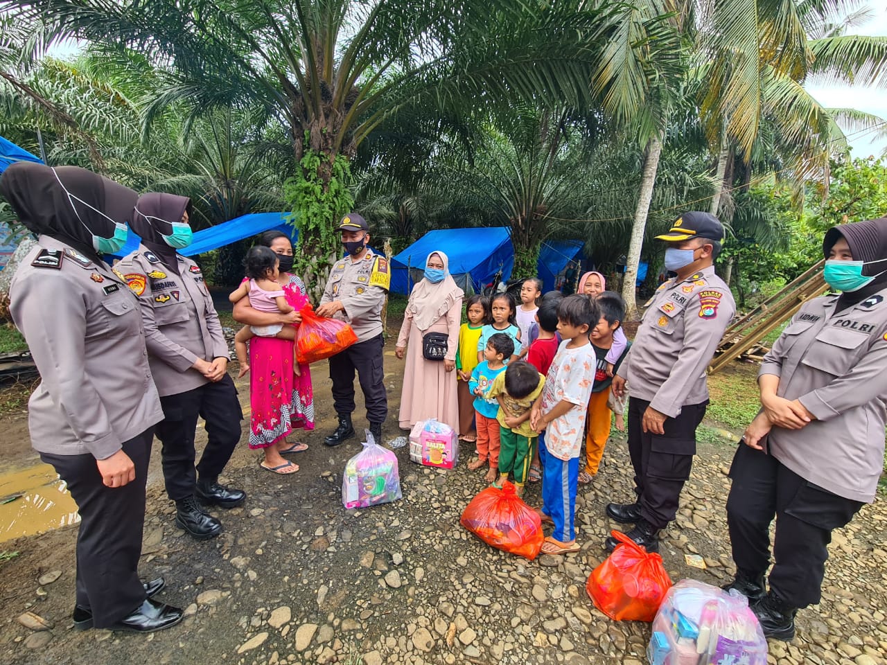 Personil Polresta Mamuju Jamin Bantuan Akan Tersalur Tepat Sasaran