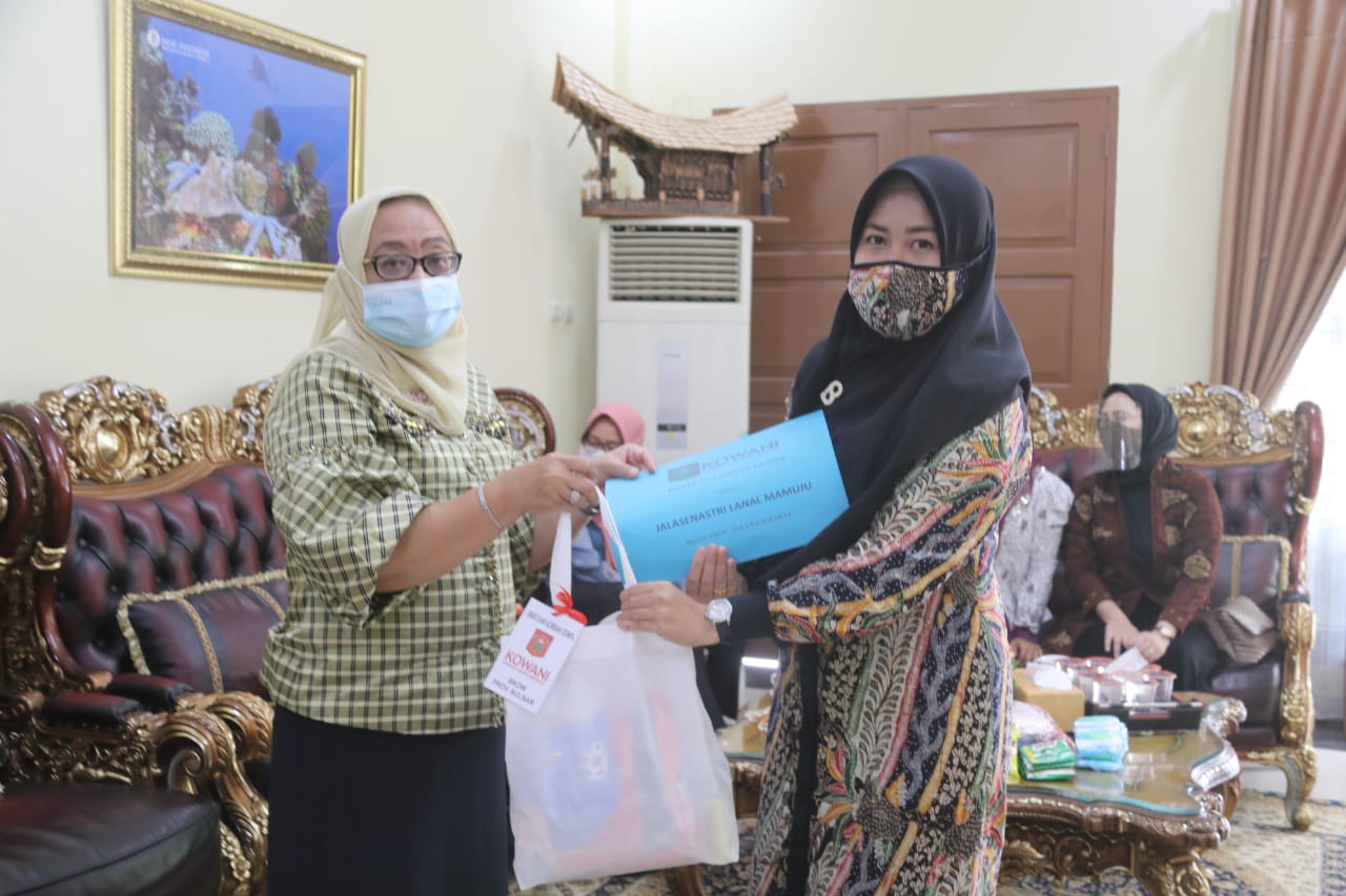 Enny Serahkan Bantuan 250  Paket Kebutuhan Wanita