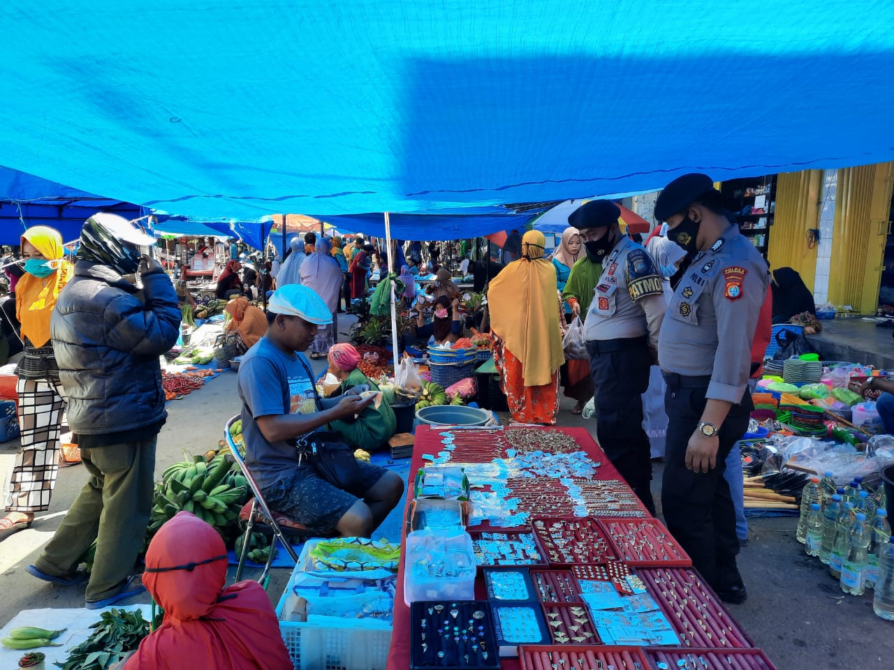 Sat Sabhara Polres Polman Laksanakan Patroli Jalan Kaki Di Pasar Sentral Pekabata