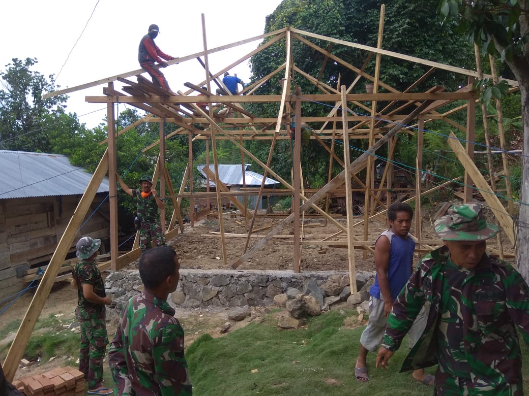 Kodim 1401/Majene Lakukan Bedah Rumah di Desa Awo