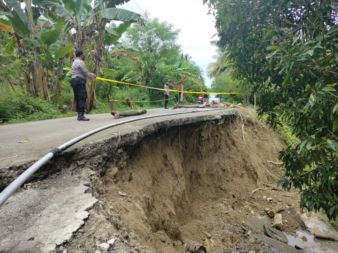 Demi Keamanan, Polsek Pamboang Pasangi Tanda di Jalan Ambruk