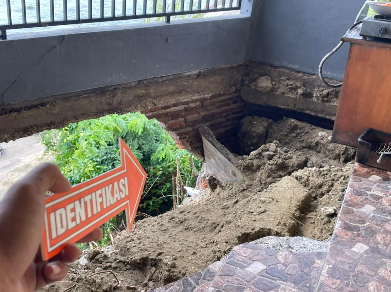 Tiga Orang Penghuni Kost Terperosot Ke Jurang, Polres Majene Lakukan Proses Evakuasi