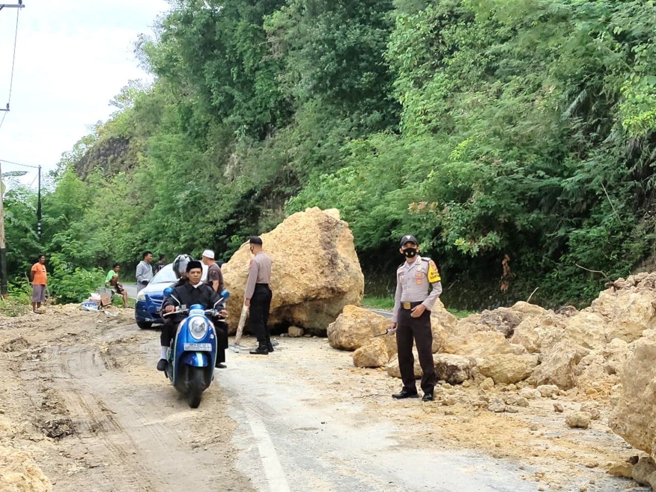 Longsor Kembali Terjadi Di Wilayah Majene, Ini Yang Dilakukan Personil Polsek Sendana